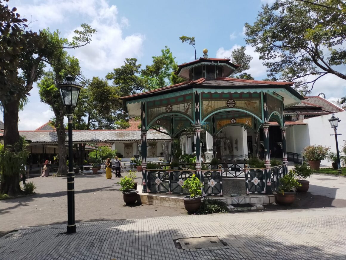 Sistem Konglomerat atau pemberian fasilitas ini mirip dengan Program Ekonomi Gerakan Benteng atau Program Benteng yang digagas Soemitro. Keduanya sama-sama menekankan pada pemberian hak monopoli dan fasilitas khusus. Di sini tampak Sistem Konglomerat merupakan pengembangan lebih dalam dari arsitektur ekonomi ala Program Benteng. Hal mana sesuai pernyataan Soemitro sebelumnya yaitu, ia yang membantu menyediakan beberapa bahan bangunan. Sebagai informasi, Program Benteng adalah kelanjutan pemikiran Soemitro Plan dan dicatat dilaksanakan dari bulan April tahun 1950 dan resmi dihentikan pada tahun 1957 pada masa Kabinet Natsir hingga era Perdana Menteri Djuanda.