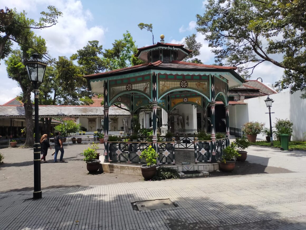 Sistem Konglomerat atau pemberian fasilitas ini mirip dengan Program Ekonomi Gerakan Benteng atau Program Benteng yang digagas Soemitro. Keduanya sama-sama menekankan pada pemberian hak monopoli dan fasilitas khusus. Di sini tampak Sistem Konglomerat merupakan pengembangan lebih dalam dari arsitektur ekonomi ala Program Benteng. Hal mana sesuai pernyataan Soemitro sebelumnya yaitu, ia yang membantu menyediakan beberapa bahan bangunan.
