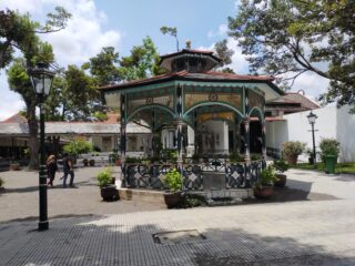 Sistem Konglomerat atau pemberian fasilitas ini mirip dengan Program Ekonomi Gerakan Benteng atau Program Benteng yang digagas Soemitro. Keduanya sama-sama menekankan pada pemberian hak monopoli dan fasilitas khusus. Di sini tampak Sistem Konglomerat merupakan pengembangan lebih dalam dari arsitektur ekonomi ala Program Benteng. Hal mana sesuai pernyataan Soemitro sebelumnya yaitu, ia yang membantu menyediakan beberapa bahan bangunan.