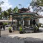 Sistem Konglomerat atau pemberian fasilitas ini mirip dengan Program Ekonomi Gerakan Benteng atau Program Benteng yang digagas Soemitro. Keduanya sama-sama menekankan pada pemberian hak monopoli dan fasilitas khusus. Di sini tampak Sistem Konglomerat merupakan pengembangan lebih dalam dari arsitektur ekonomi ala Program Benteng. Hal mana sesuai pernyataan Soemitro sebelumnya yaitu, ia yang membantu menyediakan beberapa bahan bangunan.